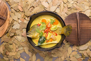 Hidangan Ikan Bercita Rasa Rempah Kuning untuk Natal