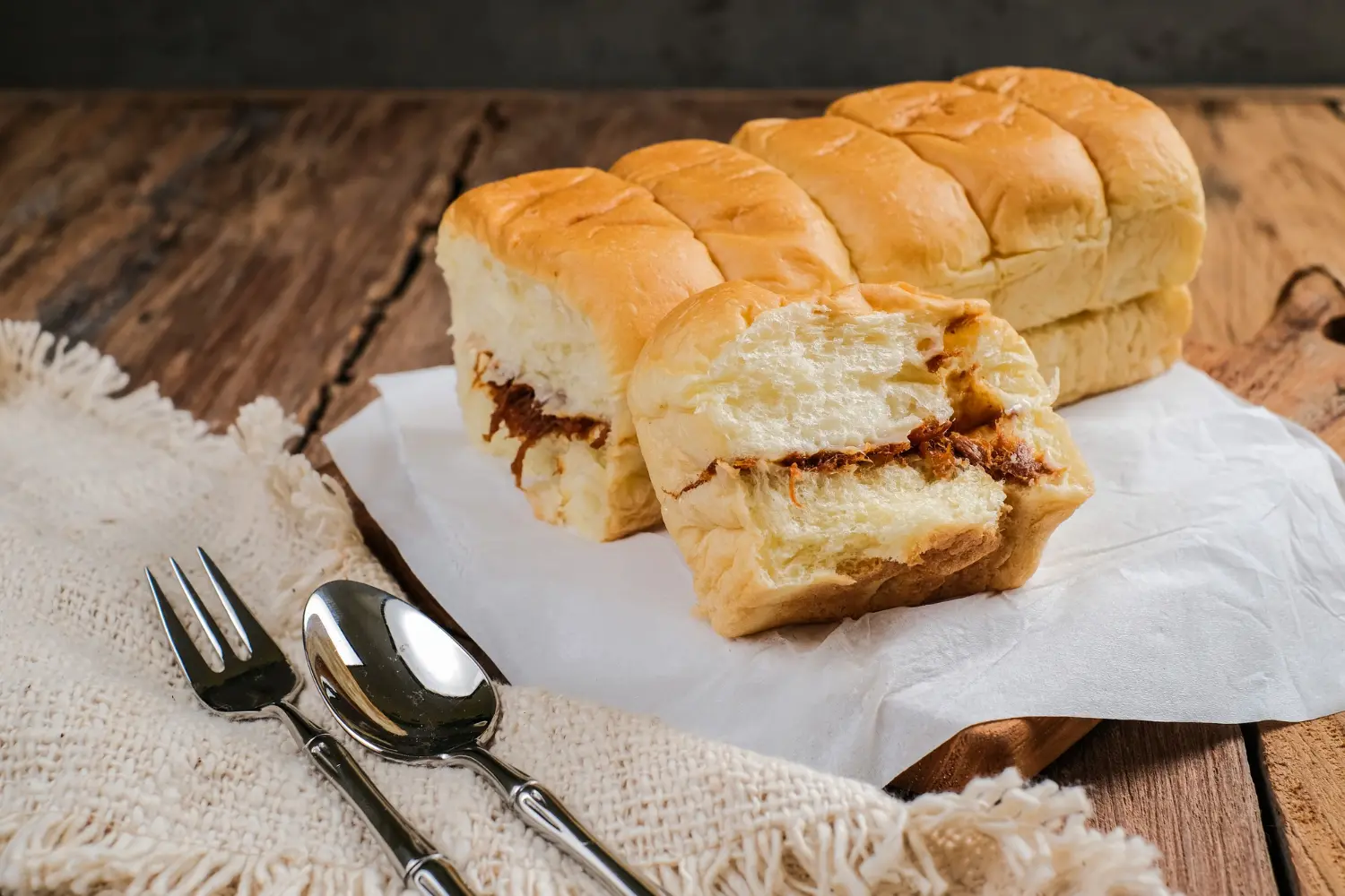 Roti Gembong Tradisional dengan Isian Kelapa Manis Alami