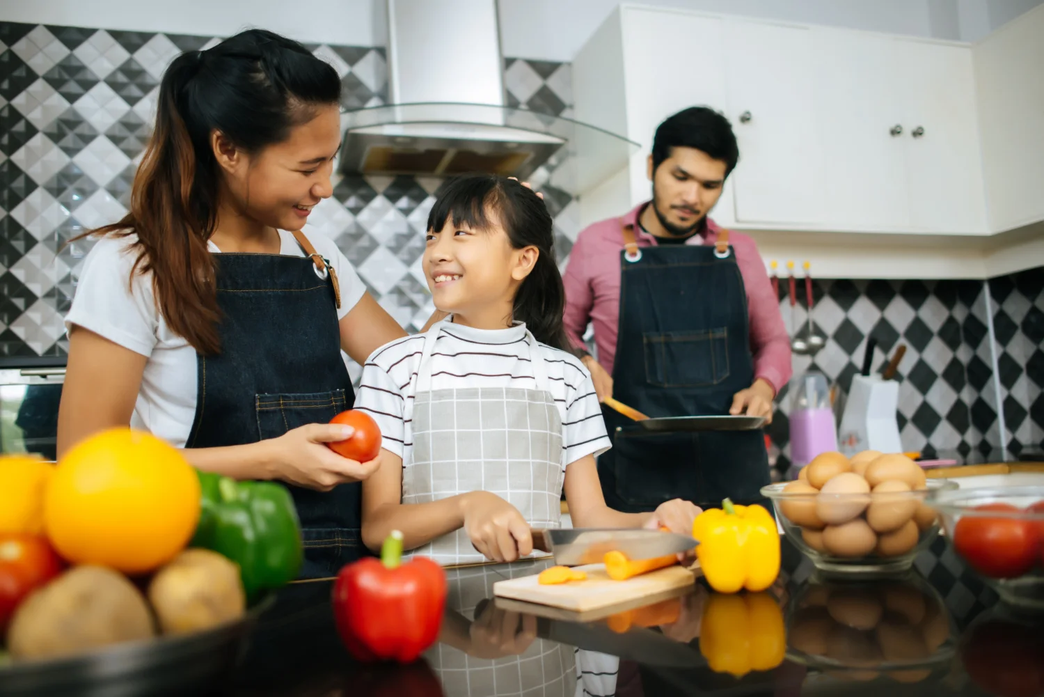 Strategi Keluarga dalam Menyeimbangkan Makanan Segar dan Stok