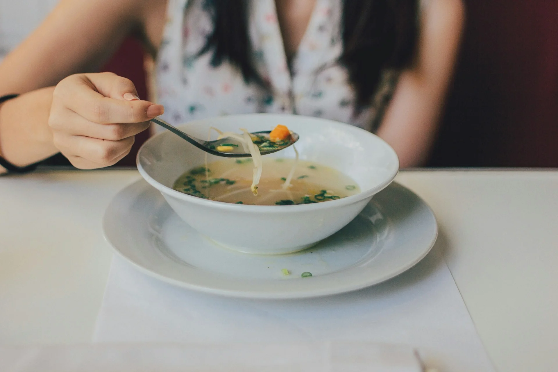 Mengapa Kebiasaan Makan Terlalu Cepat Bisa Mengganggu Pencernaan?