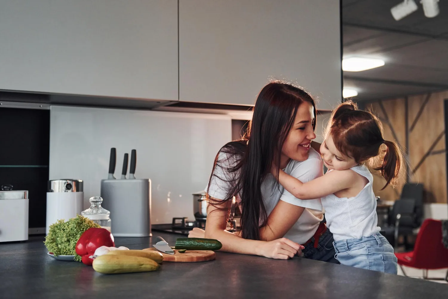 Langkah Kecil yang Bisa Membuat Anak Tertarik Terlibat di Dapur Sejak Dini