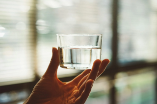 Bagaimana Kebiasaan Minum Air yang Cukup Bisa Meningkatkan Kesehatan?