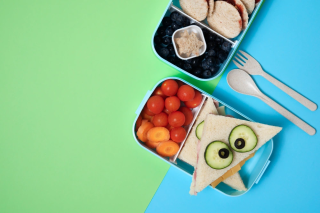 Bagaimana Pemilihan Warna Peralatan Makan Bisa Mempengaruhi Nafsu Makan Anak