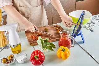 Tips Menghindari Kontaminasi Silang saat Menyiapkan Bahan Masakan