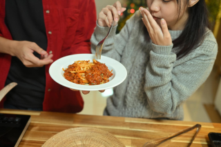 Mitos & Fakta Tentang Menghindari Nasi di Malam Hari